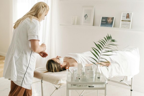 Les Meilleures Techniques de Massage des Pieds pour Soulager les Douleurs Plantaires : Un Guide Incontournable